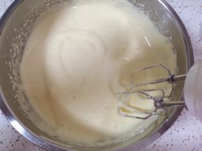 用电动打蛋器打发至，提起打蛋器随意画图案不易消失。 