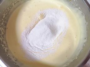 分两次筛入低筋面粉。