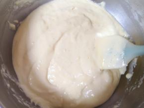 每一次都必须用刮刀从底部翻拌均匀，再进行下一次筛入。 