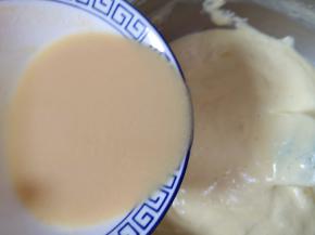 顺着盆边加入混合好的养乐多玉米油。
