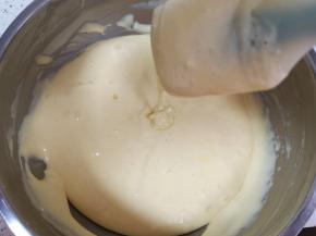 翻拌均匀至顺滑状，装进裱花袋。