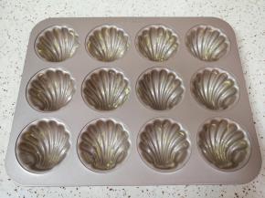 玛德琳模具里面抹上一层黄油防粘。 