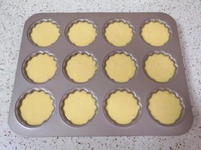 挤入蛋糊，轻震几下排气。 