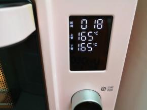 送入预热好的烤箱，上下管165度烤18分钟。 