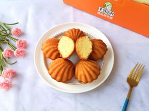 小馋猫先吃为快。