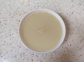 温水中加入糖和发酵粉混合均匀。