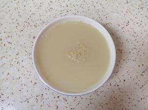 温水中加入糖和发酵粉混合均匀。