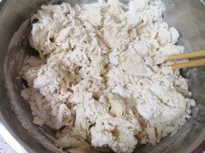 青稞苦荞小麦粉和中筋面粉混合均匀，加入混合好的发酵粉水，用筷子搅拌成絮状。