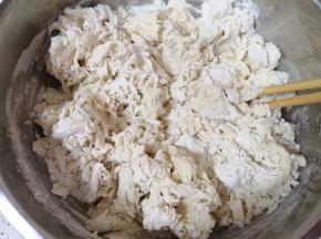 青稞苦荞小麦粉和中筋面粉混合均匀，加入混合好的发酵粉水，用筷子搅拌成絮状。