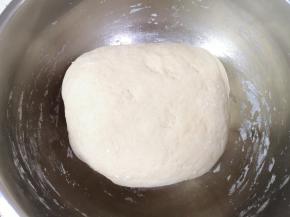 揉成面团，盖上保鲜膜发酵至两倍大。