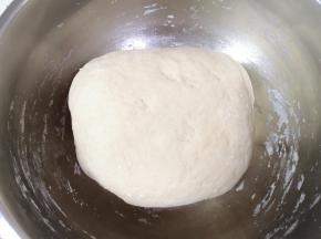 揉成面团，盖上保鲜膜发酵至两倍大。