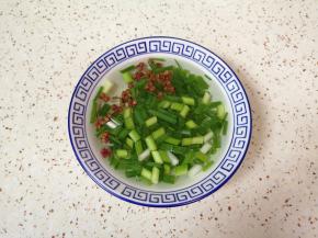 葱姜切碎放入小碗，放入花椒，加入热水泡成葱姜水备用。