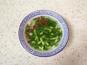 葱姜切碎放入小碗，放入花椒，加入热水泡成葱姜水备用。