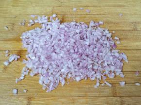 洋葱切碎备用。