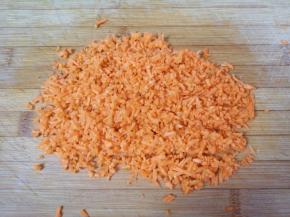 胡萝卜先用擦丝器擦成丝，再剁成碎末备用。