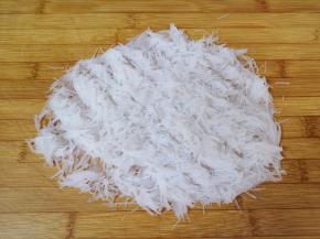 干粉丝用温水泡软，切碎备用。