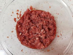 准备好牛肉馅，分次加入葱姜水，抓捏搅打至水分完全被牛肉吸收。
