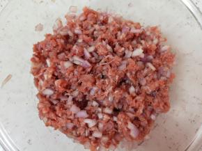 加入洋葱搅拌均匀。