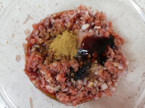 放盐、糖、老抽、生抽、十三香和蚝油搅拌均匀。