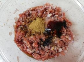 放盐、糖、老抽、生抽、十三香和蚝油搅拌均匀。