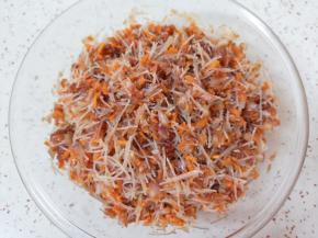 最后加入胡萝卜、粉丝和香油搅拌均匀，包子馅完成。