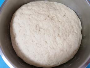 看一下发酵好的面团，明显变大。