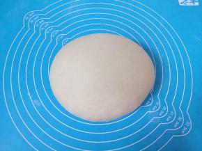 发酵好的面团揉光排气。