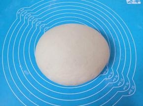 发酵好的面团揉光排气。