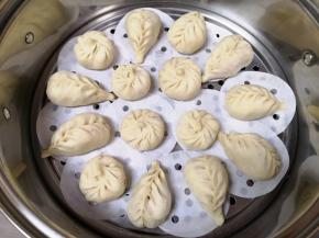 包成自己喜欢的样子，垫上油纸凉水上锅，二次饧发15分钟，上汽后大火蒸12分钟关火。