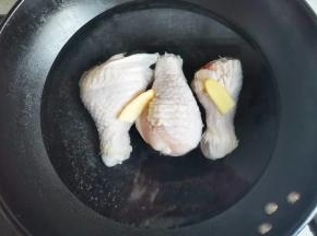 鸡腿肉洗净下锅，加水、料酒、生姜，煮熟后放入凉白开中浸泡2分钟。