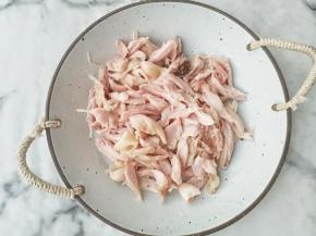 鸡腿肉撕成丝备用。