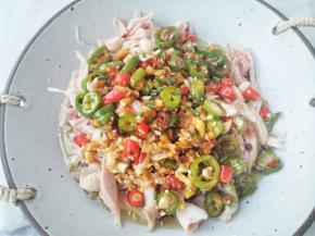 把酱汁淋在鸡肉上拌匀，喜欢吃香菜可以加一些香菜。