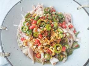 把酱汁淋在鸡肉上拌匀，喜欢吃香菜可以加一些香菜。