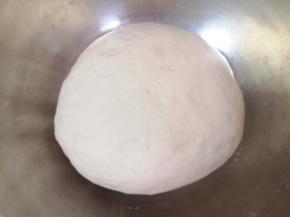 揉好的面团取出整形，盖上保鲜膜发酵至两倍大。 