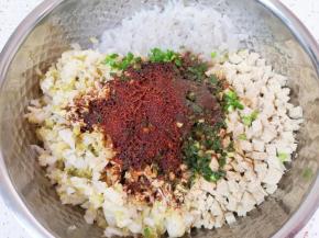 炒锅内倒适量的菜籽油烧热，泼在十三香辣椒粉上面激出香味。