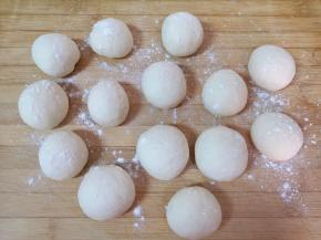 发酵好的面团揉光排气，分成大小一致的小剂子揉光滚圆。