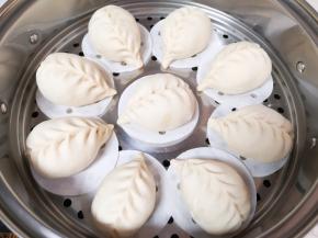 垫上油纸凉水上锅，二次饧发15分钟，上汽后大火蒸15分钟关火。