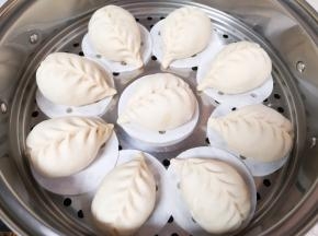 垫上油纸凉水上锅，二次饧发15分钟，上汽后大火蒸15分钟关火。