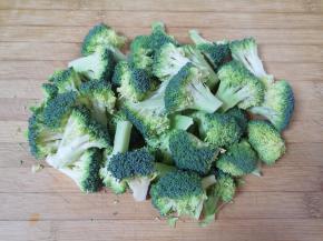 西兰花切成小朵。