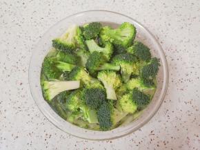 用淡盐水浸泡一下清洗干净。