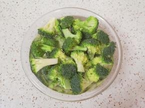 用淡盐水浸泡一下清洗干净。