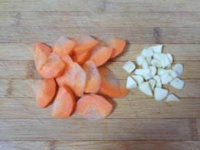 胡萝卜切成小块，大蒜切碎。