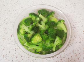 洗干净的西兰花焯水，过凉水后控一下水分备用。