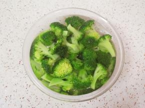 洗干净的西兰花焯水，过凉水后控一下水分备用。