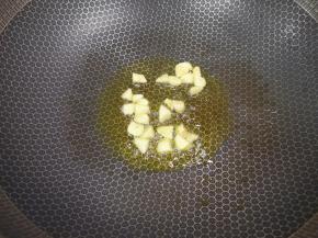 炒锅内倒适量的菜籽油烧热，下入大蒜炒香。