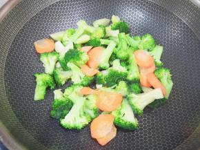 下入西兰花和胡萝卜。