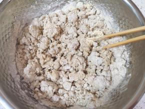 莜面粉放入盆里，加入等分的开水，一边倒一边用筷子搅拌均匀。