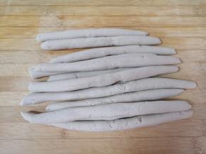 分成小份搓成长条。