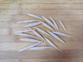 用两个手心来回搓一下，莜面鱼鱼就搓好了。