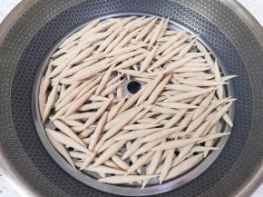 篦子上刷上一层食用油，放上搓好的莜面鱼鱼，凉水上锅，水开以后转小火蒸10分钟关火。